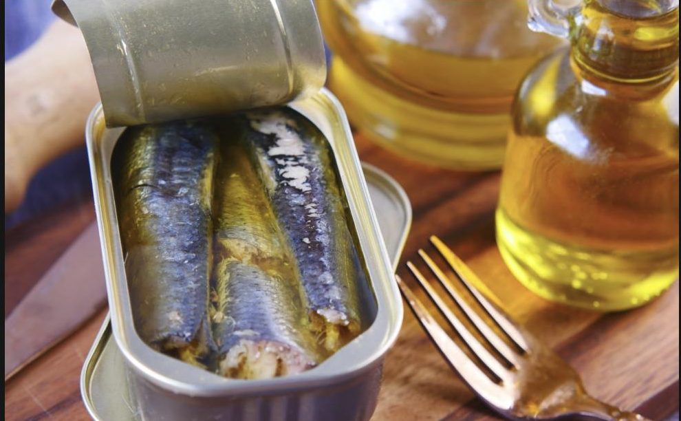 Boîte de sardines ouverte — conserves de poisson